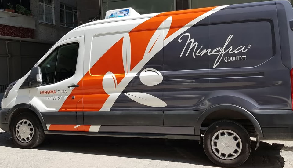 ıradan bir beyazdan, göz alıcı bir (renk)